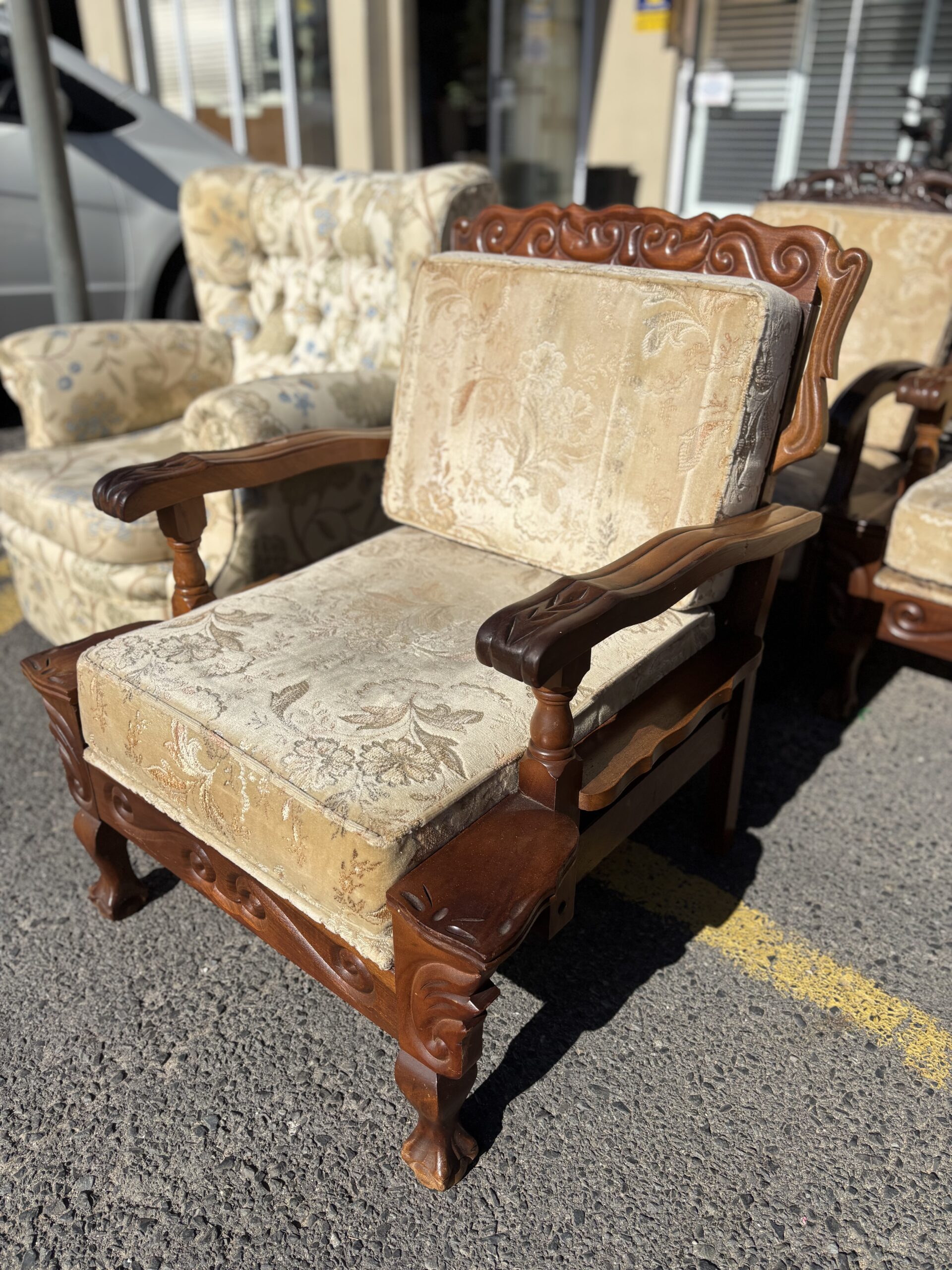 6210526 Ornately Carved Solid Wood L/Suite