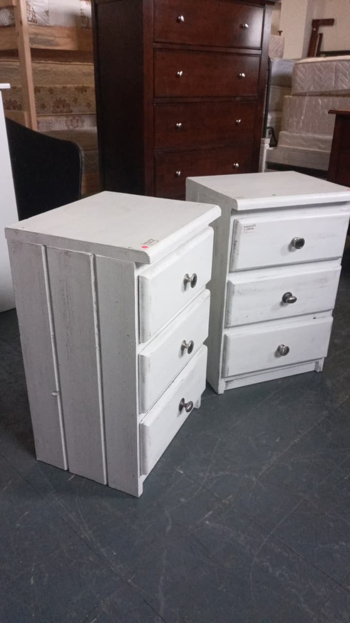 Pair of White Rustic 3-Drawer Bedside Pedestals - Image 2