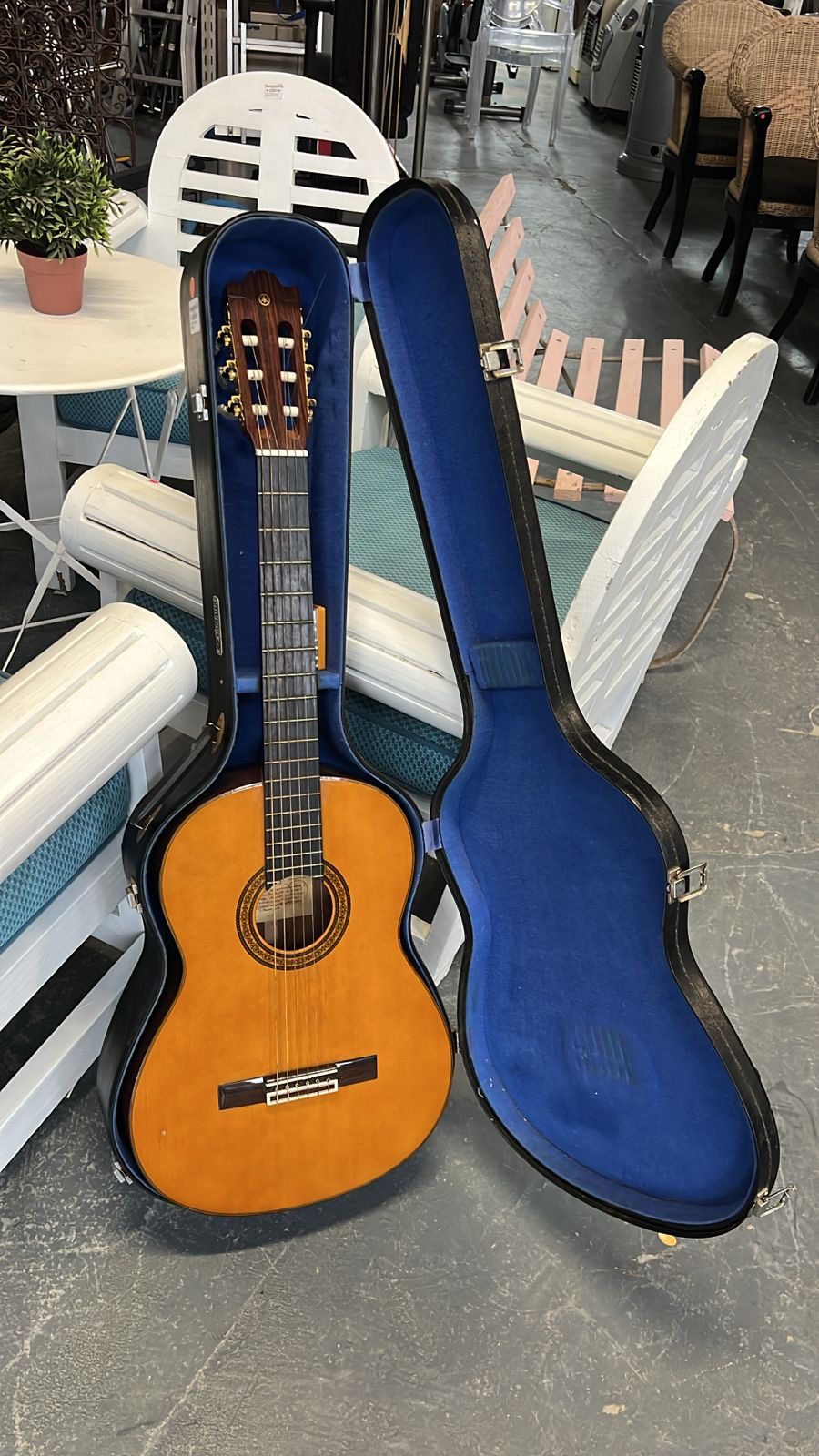 Yamaha G-235 Classical Acoustic Guitar with Hard Case